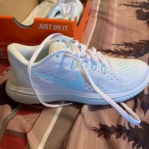 Women Nike tennis shoe